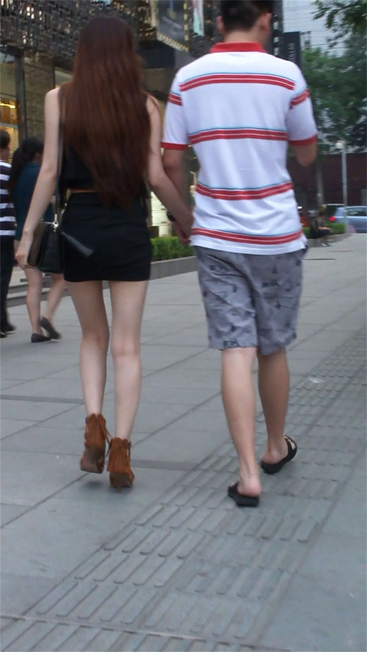 图片[2]-街拍超白美腿包臀裙MM-日更街拍