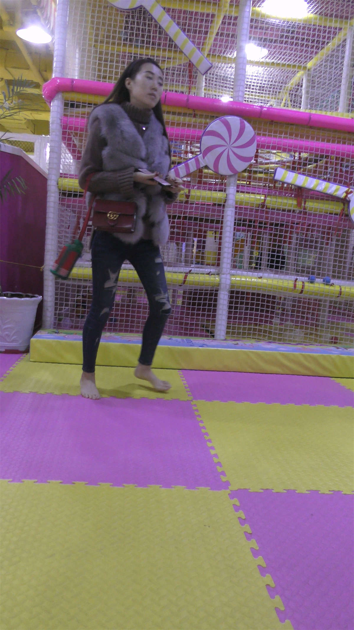 图片[2]-游乐园的黑丝辣妈-日更街拍