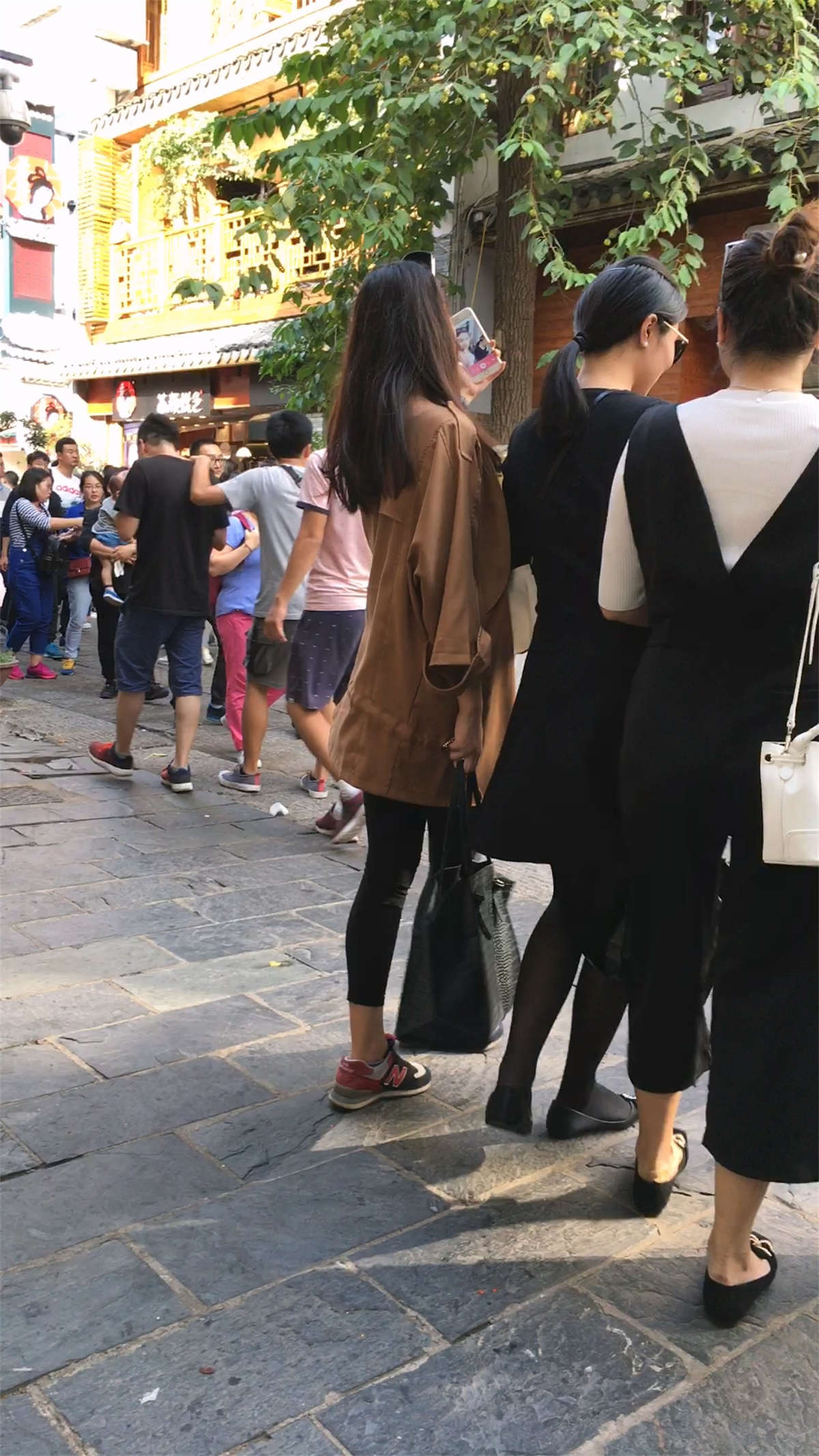 和朋友一起游玩的连衣裙黑色丝袜高个长发妹子-日更街拍