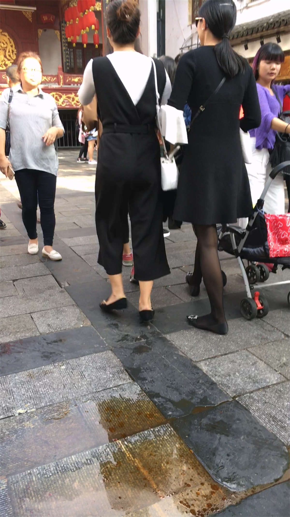 图片[2]-和朋友一起游玩的连衣裙黑色丝袜高个长发妹子-日更街拍