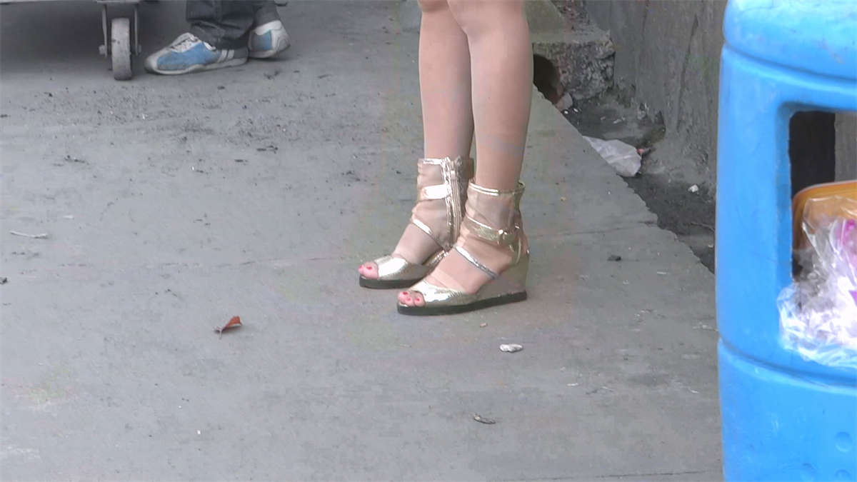 图片[2]-穿高跟鞋的辣妈-日更街拍