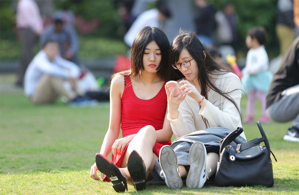 图片[2]-踏青公园街拍系列No.1292 火红的姑娘露出一双标致的美腿-日更街拍