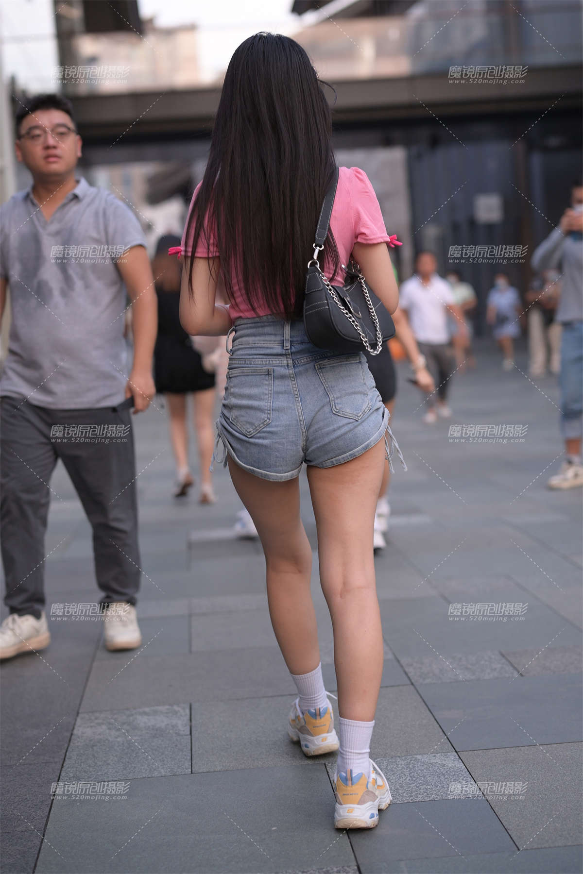 图片[2]-紧牛热裤小妹-日更街拍