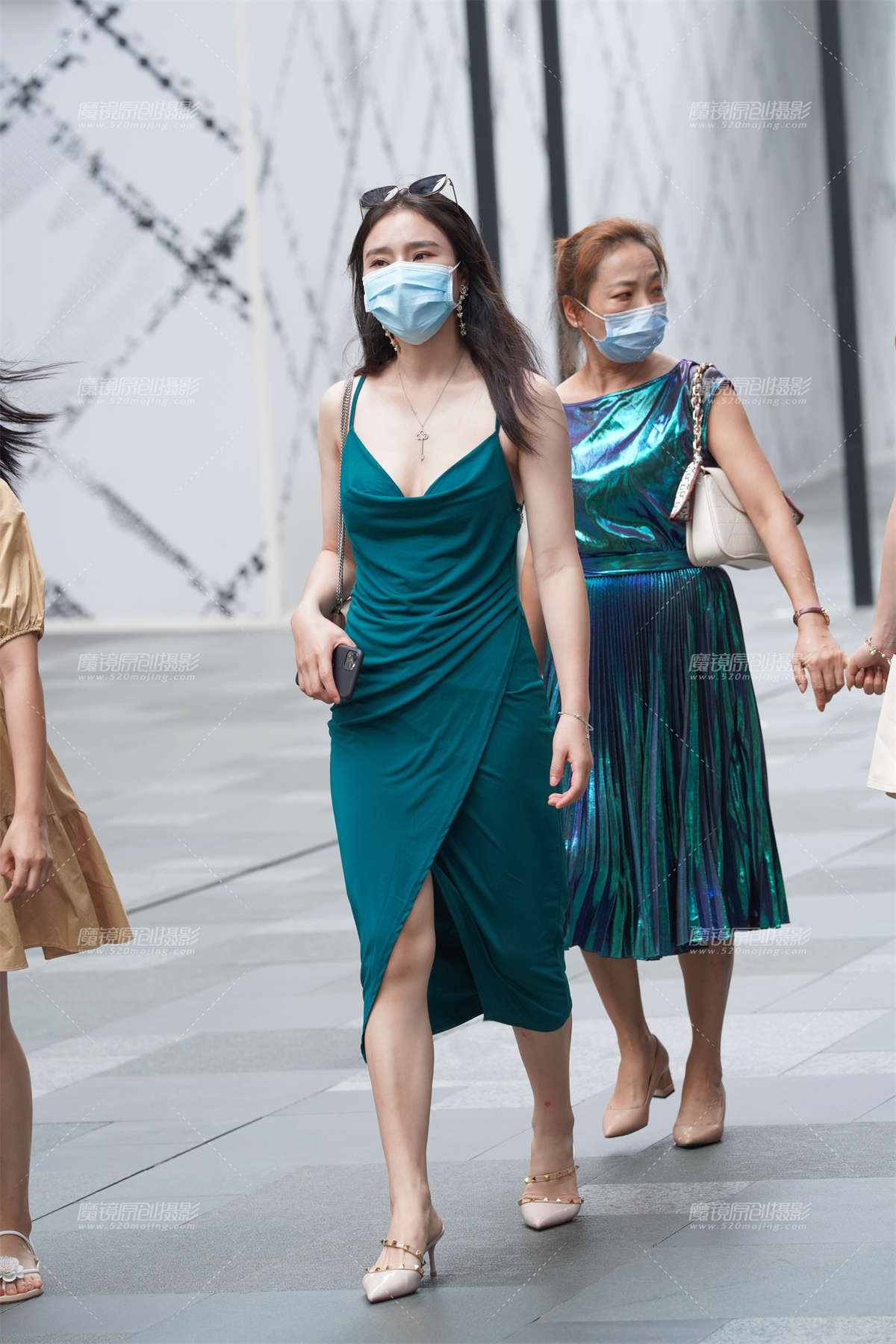 绿裙媚女人-日更街拍