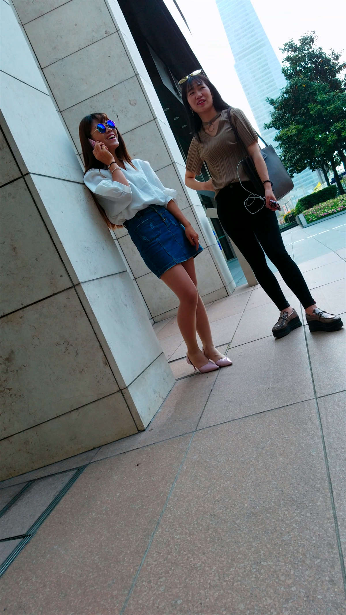 牛仔短裙丝袜高跟鞋性感美女-日更街拍