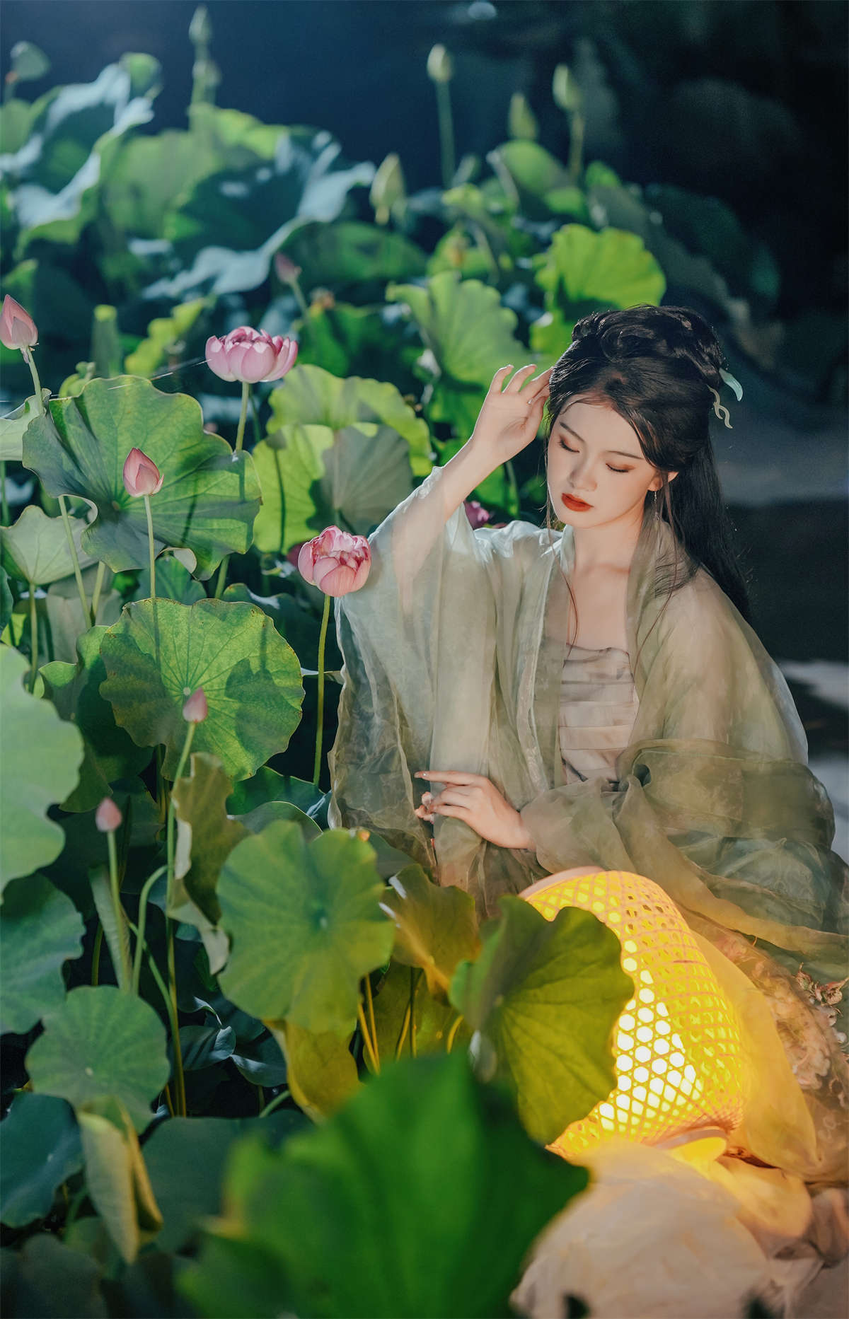 YITUYU艺图语 2023.07.18 仲夏荷塘夜 悦璃-日更街拍