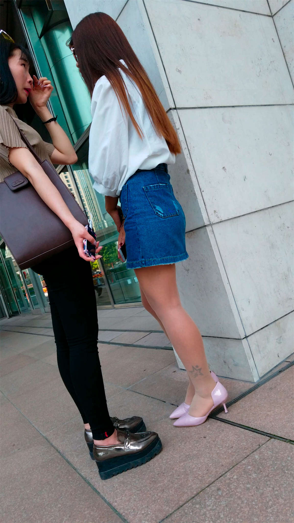 图片[2]-牛仔短裙丝袜高跟鞋性感美女-日更街拍