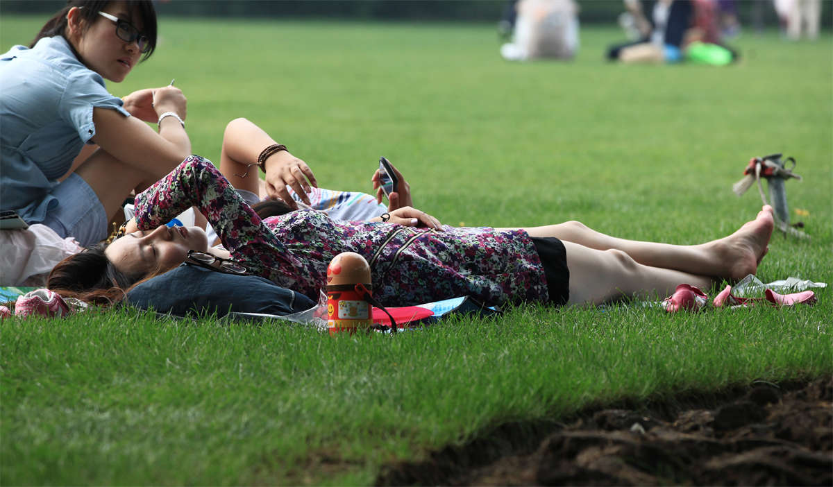 图片[2]-踏青公园街拍系列No.1100 草地原味美人睡足，外送晃眼大白腿-日更街拍