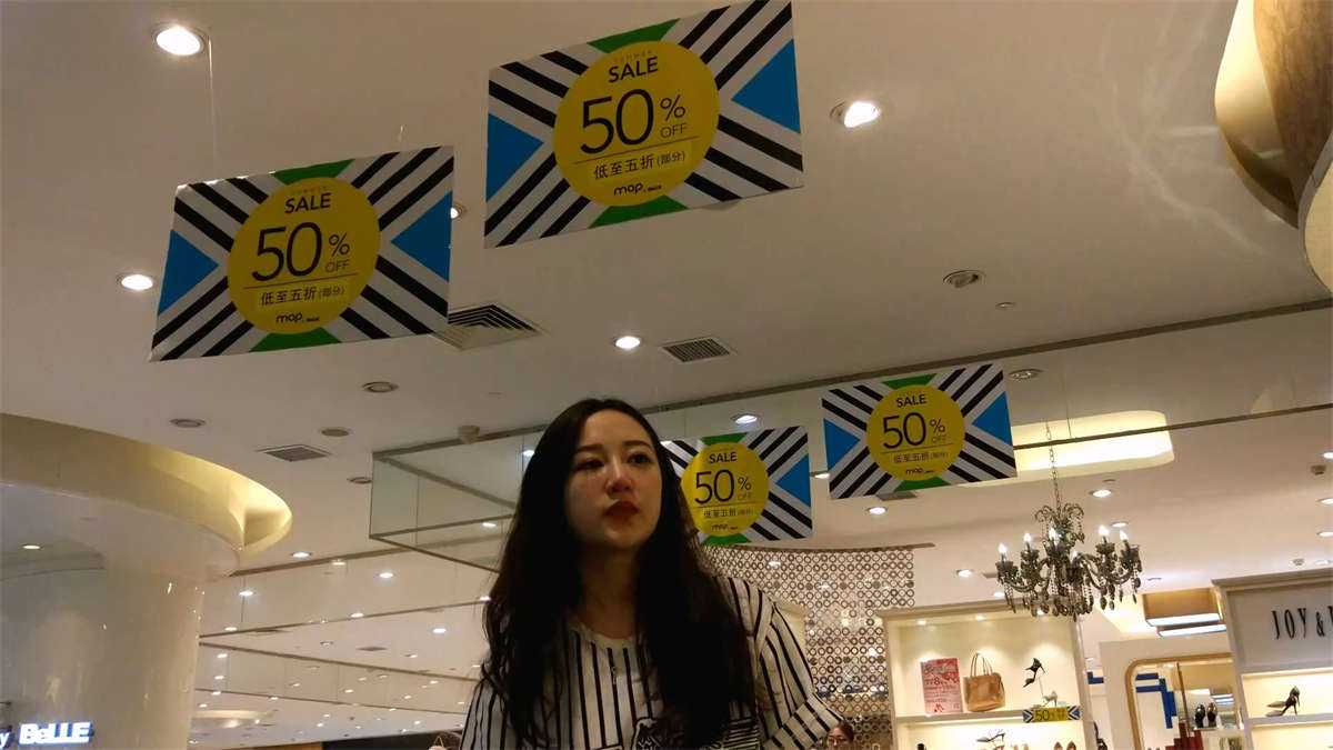 休闲系美女试穿凉鞋-日更街拍