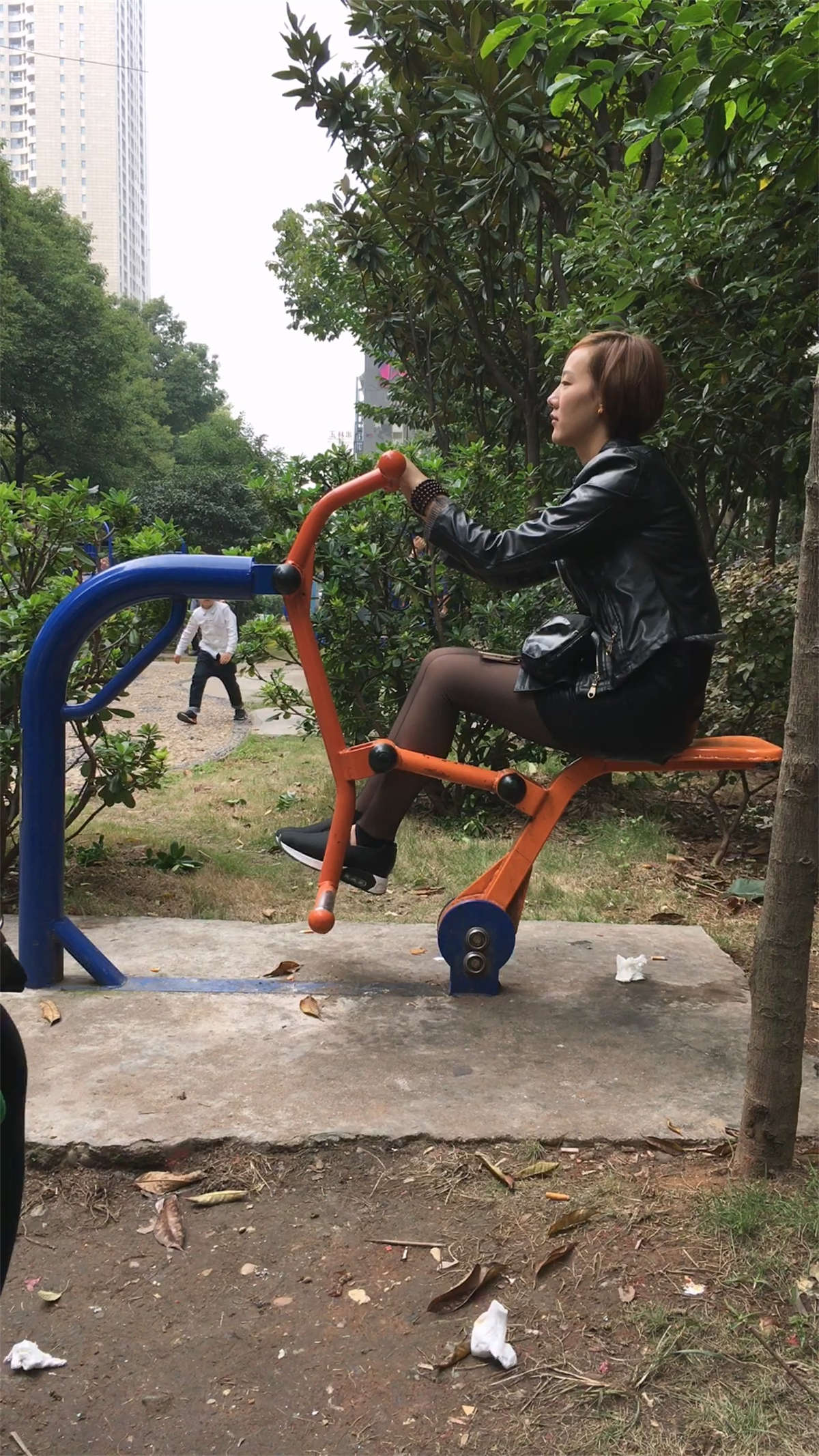 黑色丝袜皮短裙短发美眉-日更街拍