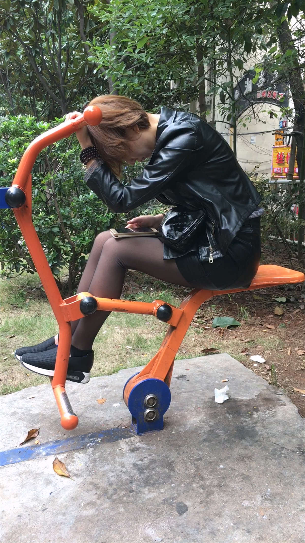 图片[2]-黑色丝袜皮短裙短发美眉-日更街拍