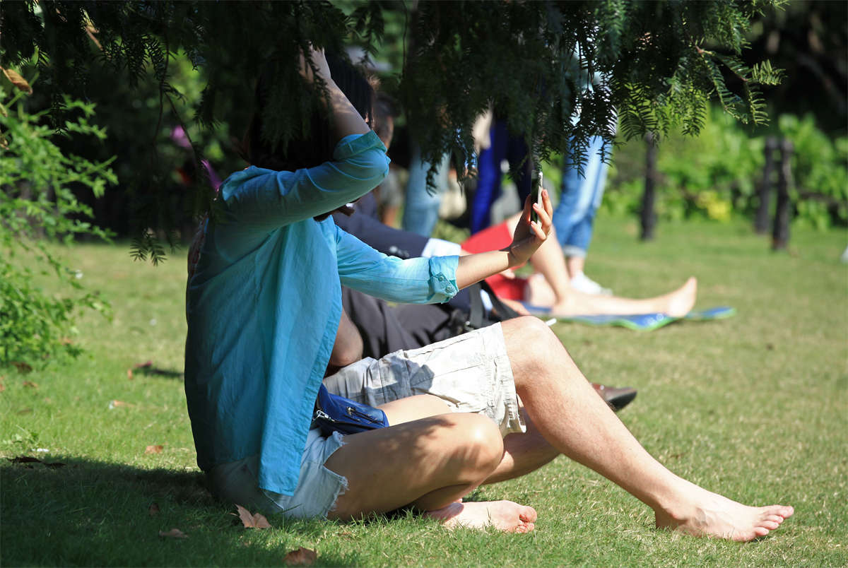 图片[2]-踏青公园街拍系列No.1293 烈日炎炎，苦了我很难从正面拍摄-日更街拍