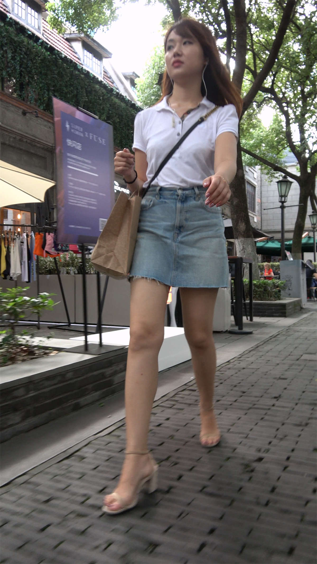 漂亮的牛仔裙白衬衫美女姐姐-日更街拍