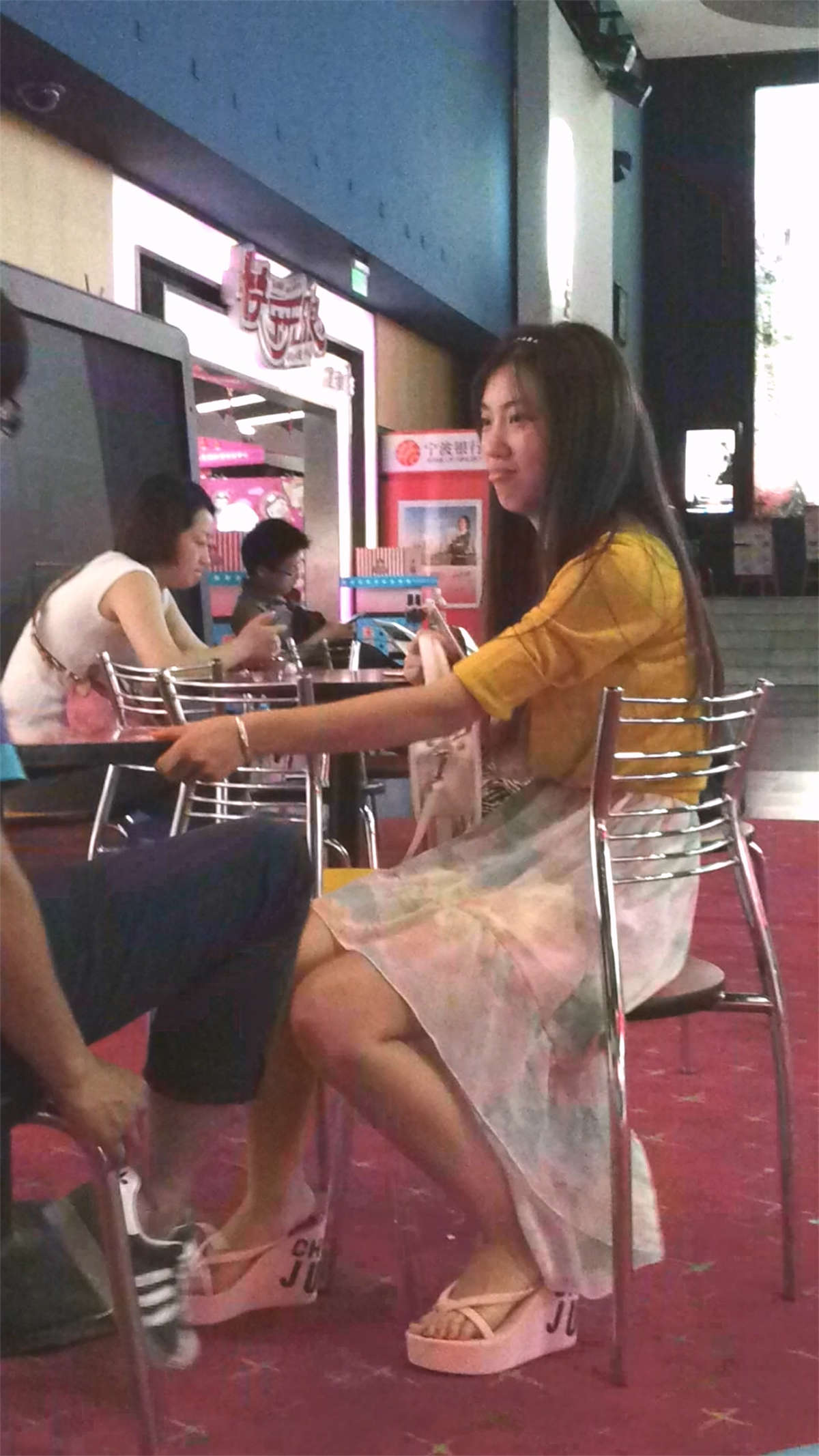 男友偷瞄美女，女友发现大发雷霆-日更街拍