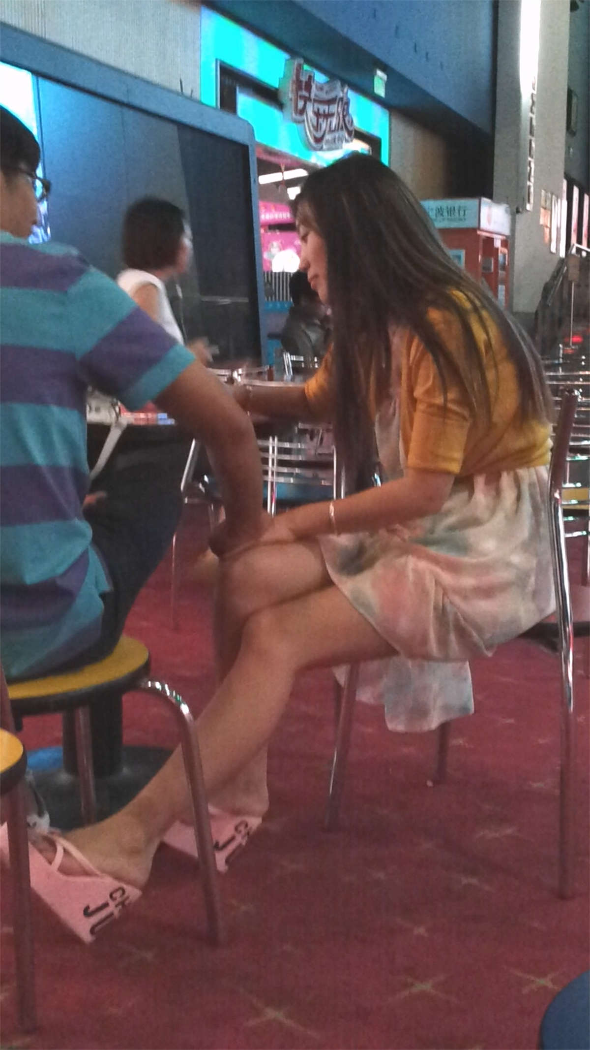 图片[2]-男友偷瞄美女，女友发现大发雷霆-日更街拍