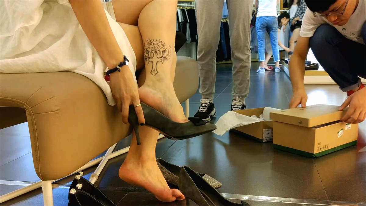 腿上有纹身的美女试穿休闲鞋白色船袜-日更街拍