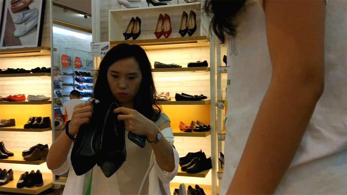 图片[2]-腿上有纹身的美女试穿休闲鞋白色船袜-日更街拍