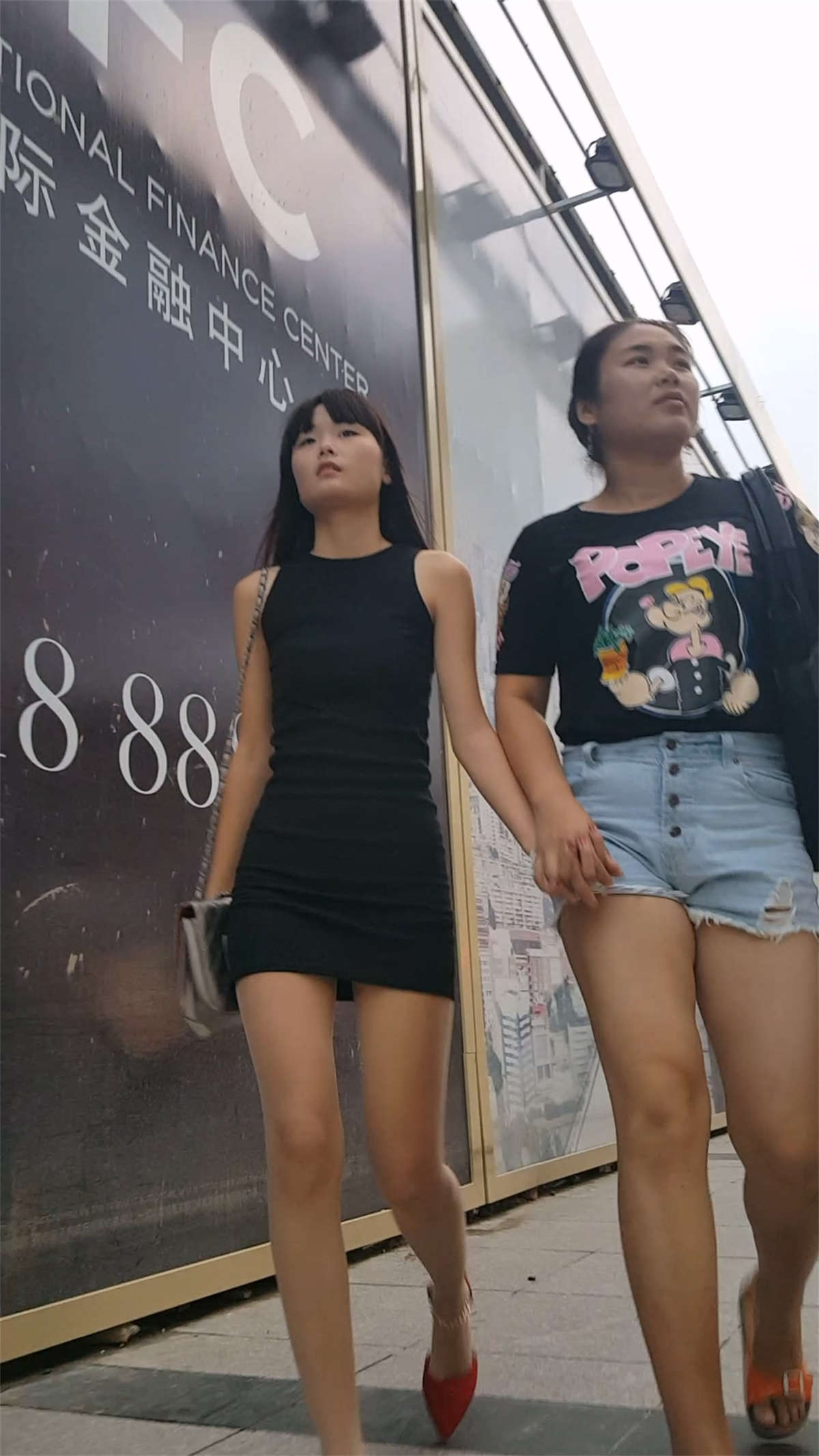 黑色连衣裙细腰圆润翘臀长发美眉-日更街拍