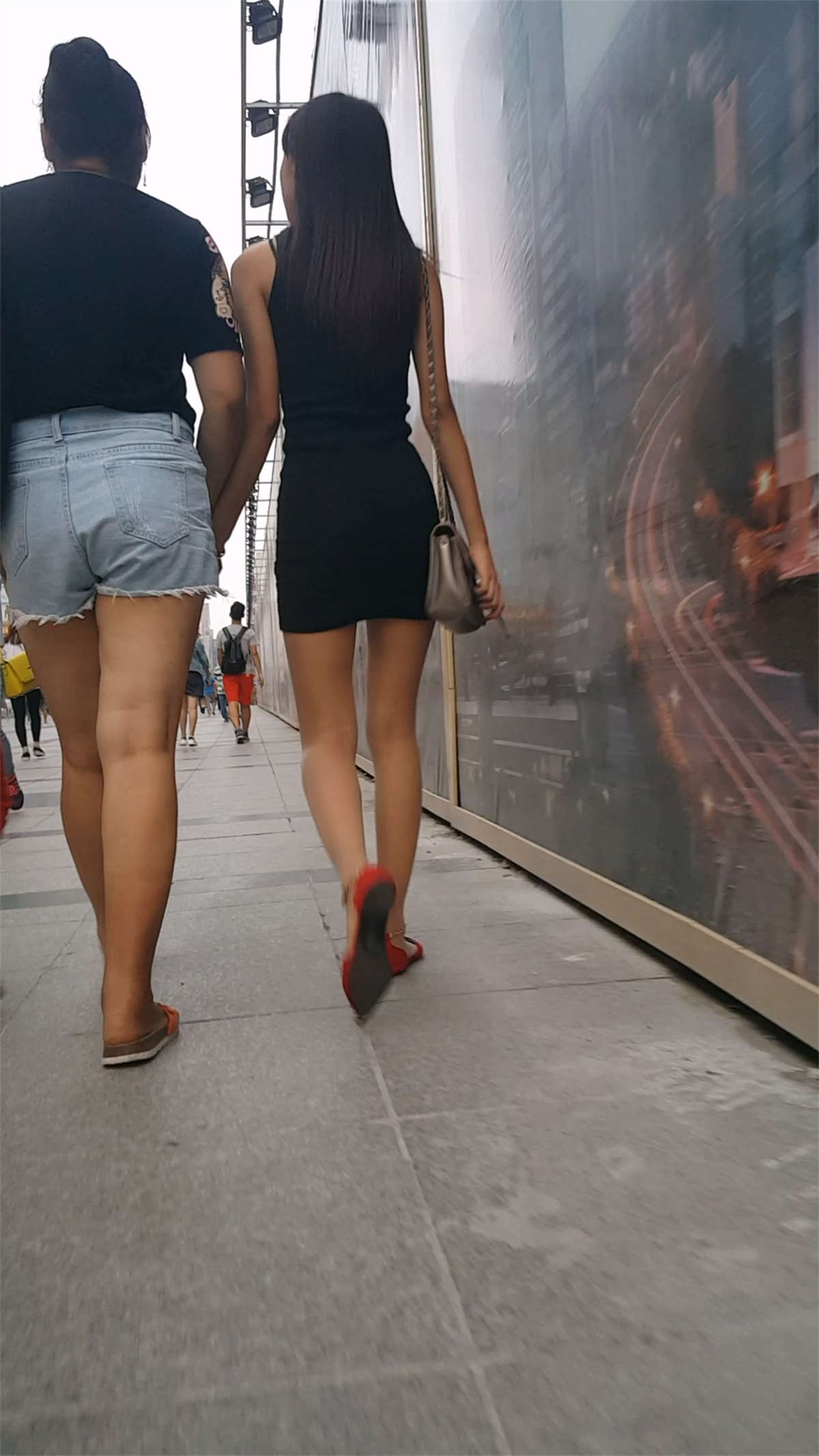 图片[2]-黑色连衣裙细腰圆润翘臀长发美眉-日更街拍