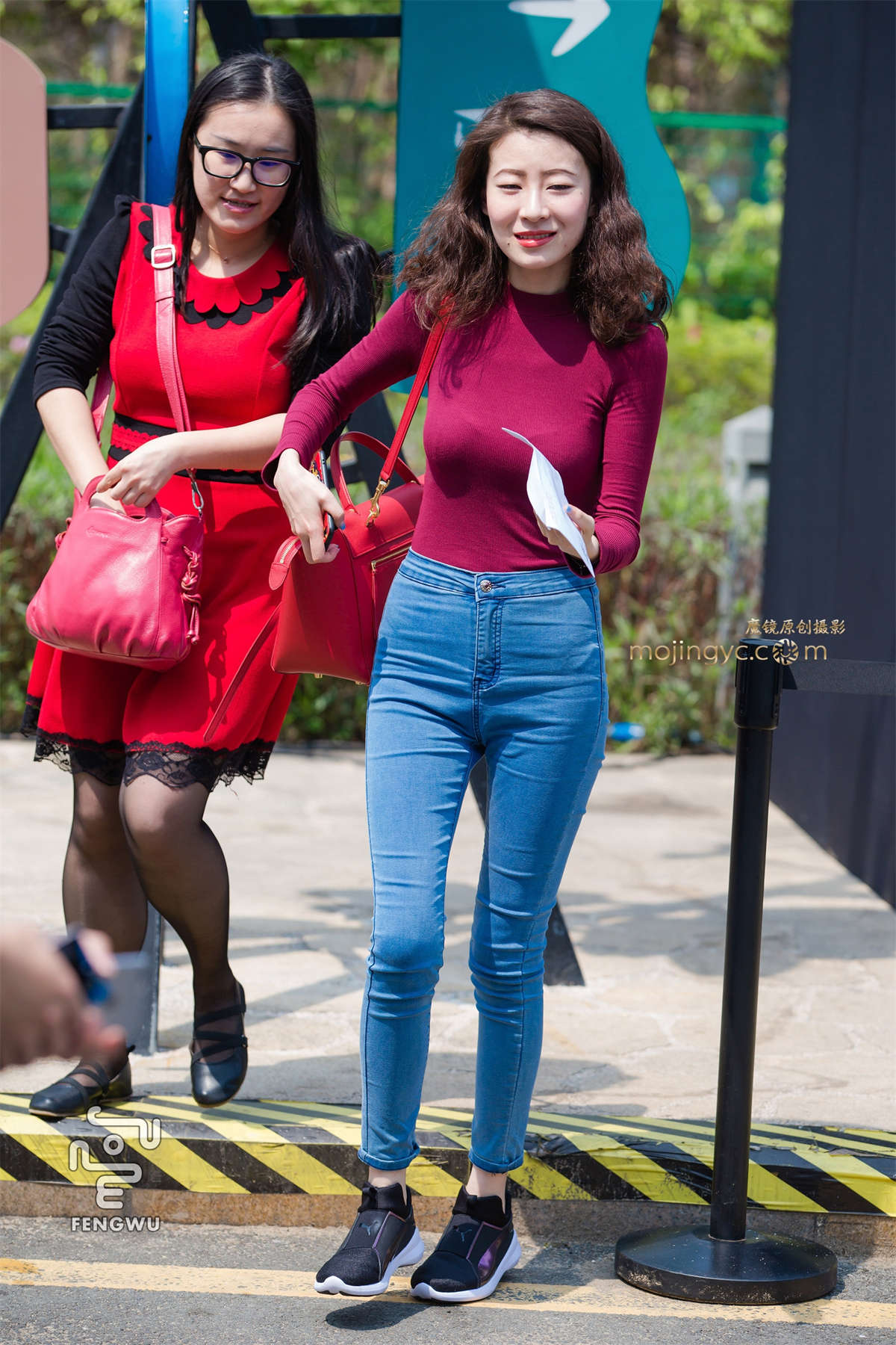 紧身牛仔裤，运动鞋（10）-日更街拍