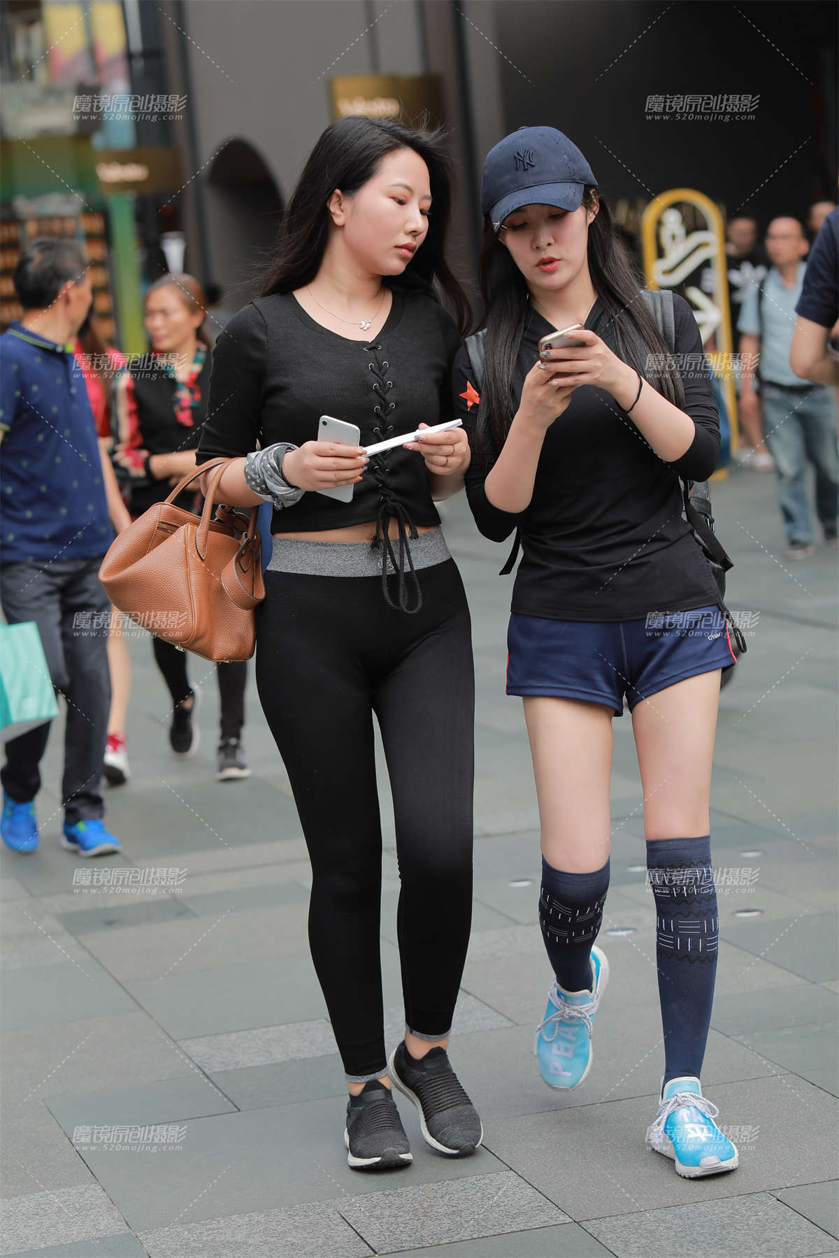 【凯恩赛贴】紧身裤美眉 有点害羞-日更街拍