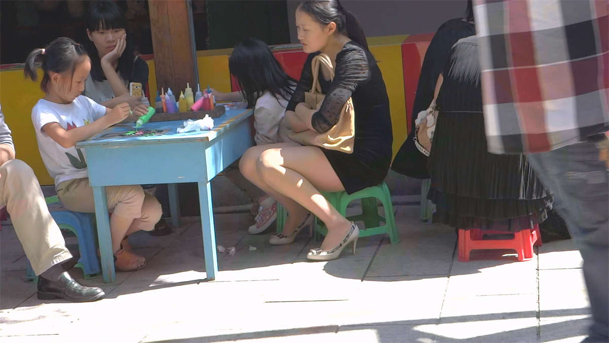 辅导孩子作业的美女丝足-日更街拍