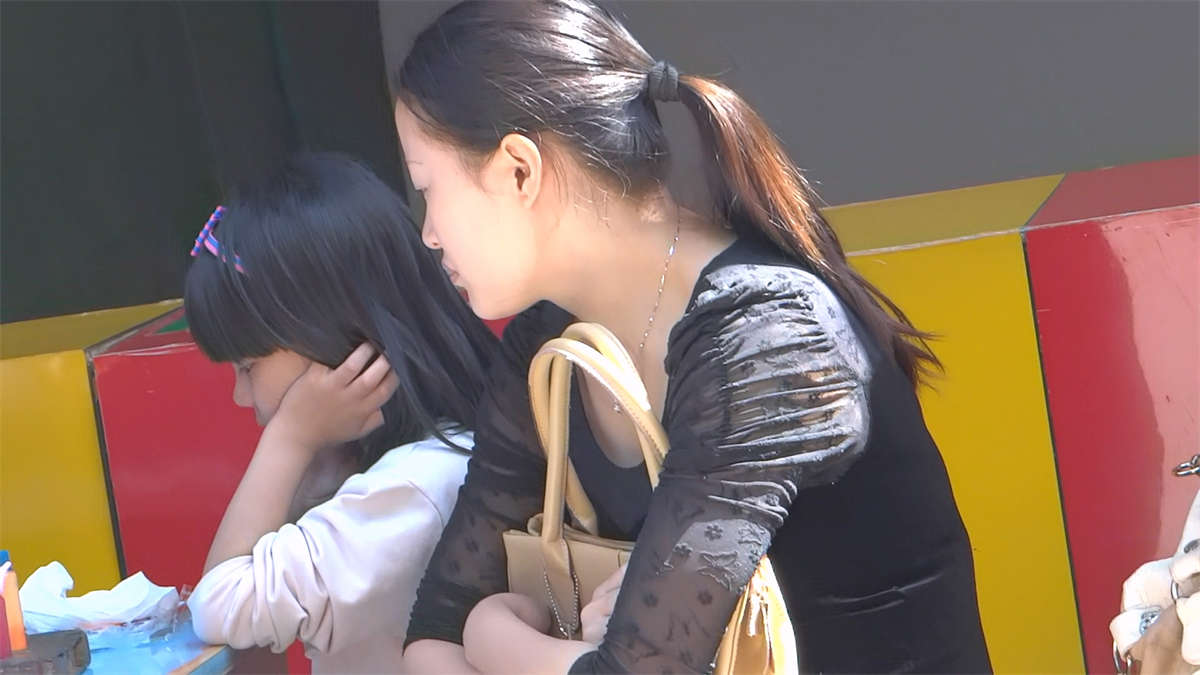 图片[2]-辅导孩子作业的美女丝足-日更街拍