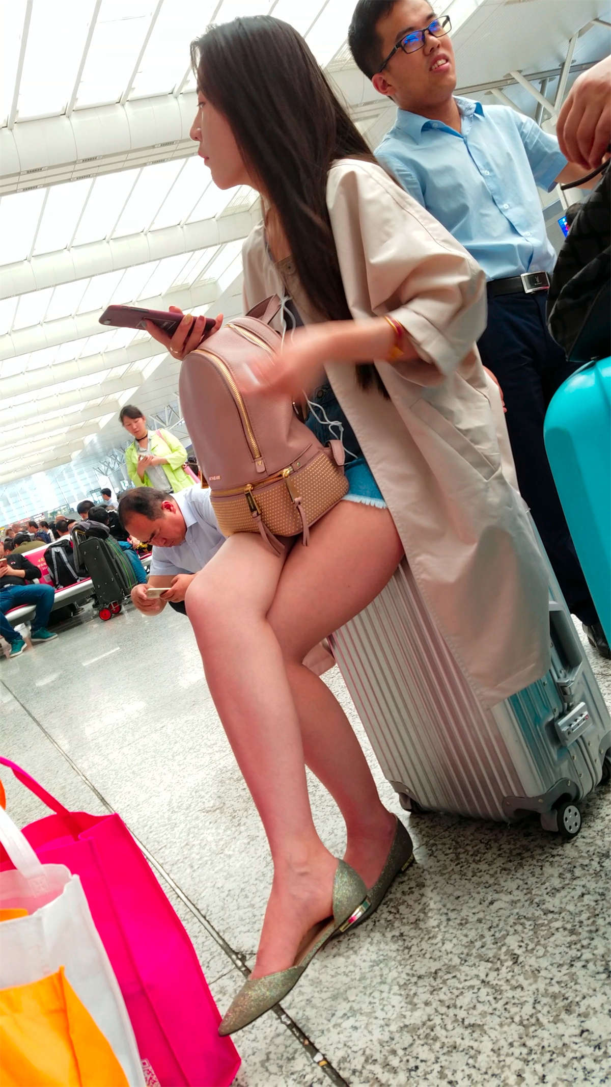 [4K高清视频]米色风衣美腿极品美女-日更街拍
