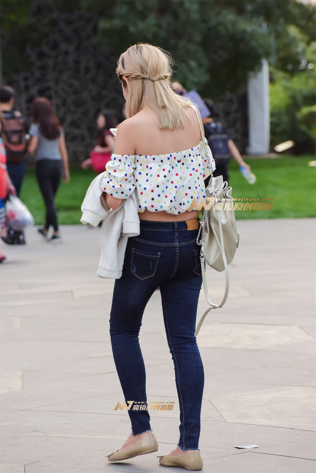 图片[2]-时尚一字肩仔裤女-日更街拍