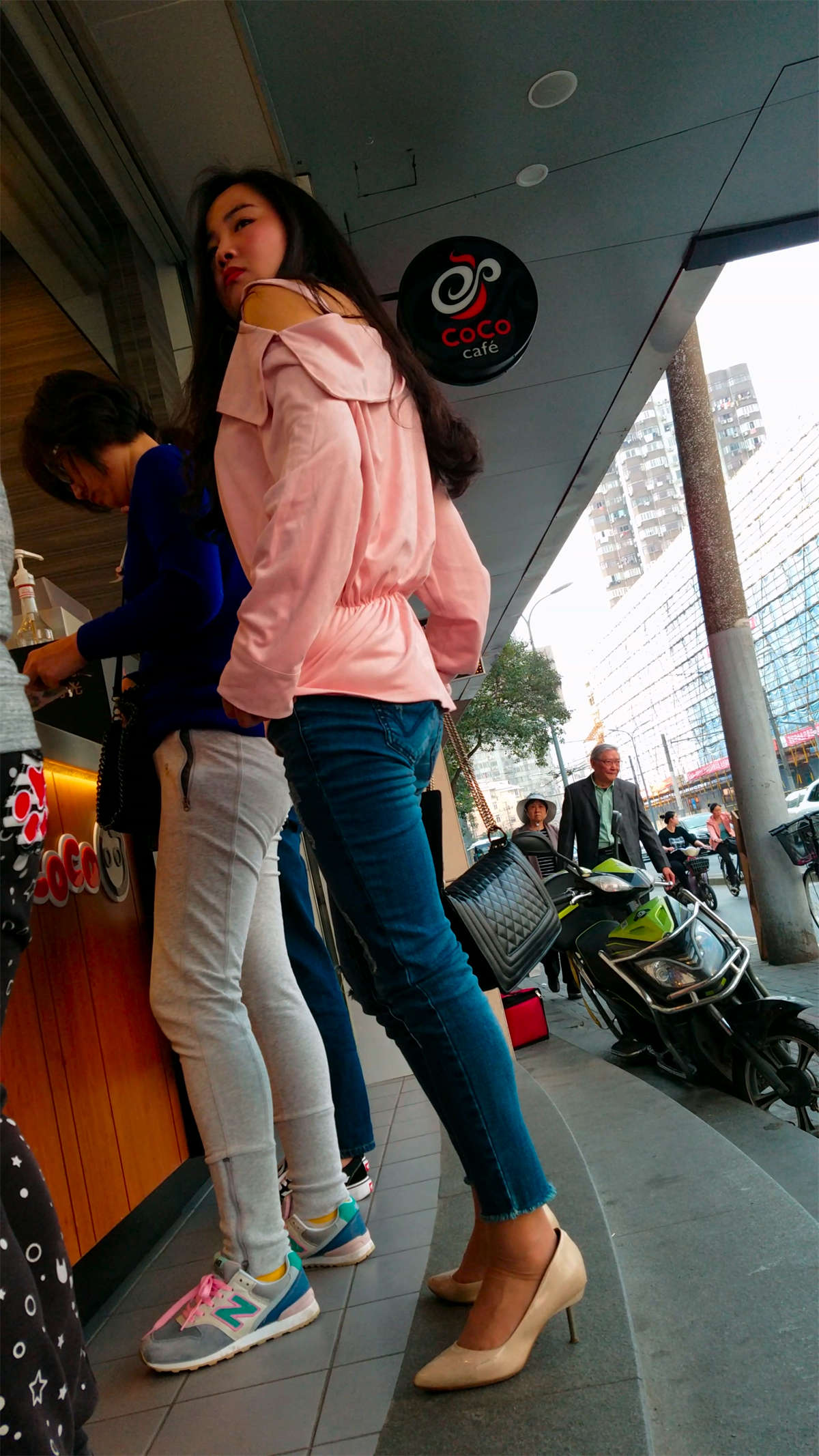 图片[2]-气质紧身蓝色牛仔裤美眉-日更街拍