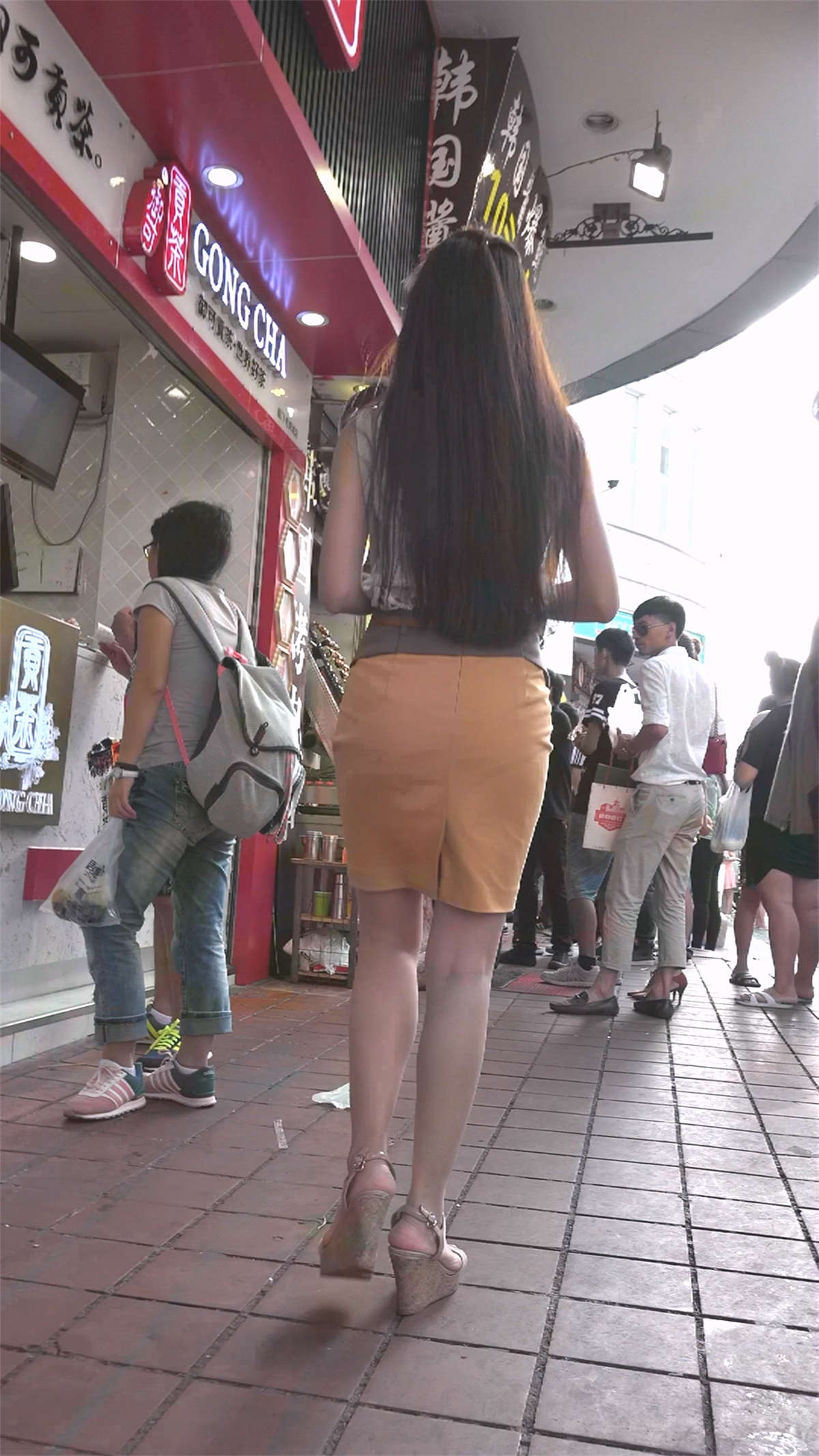 图片[2]-开叉短裙风骚少妇-日更街拍