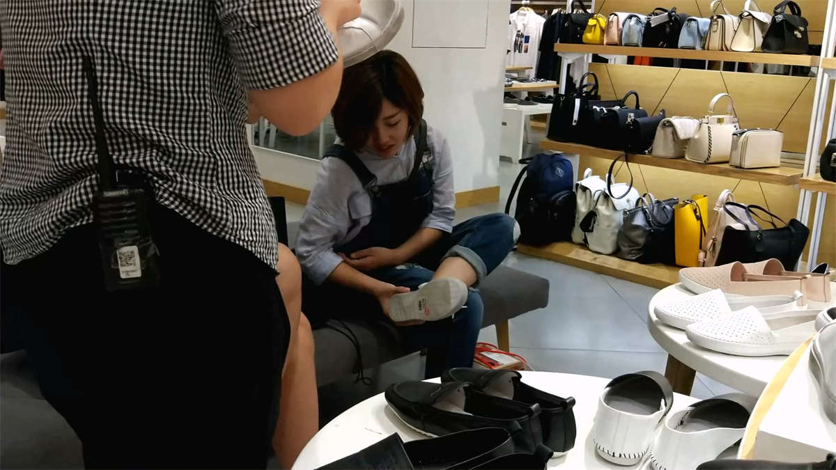 图片[2]-鞋店里的试鞋子的美眉-日更街拍