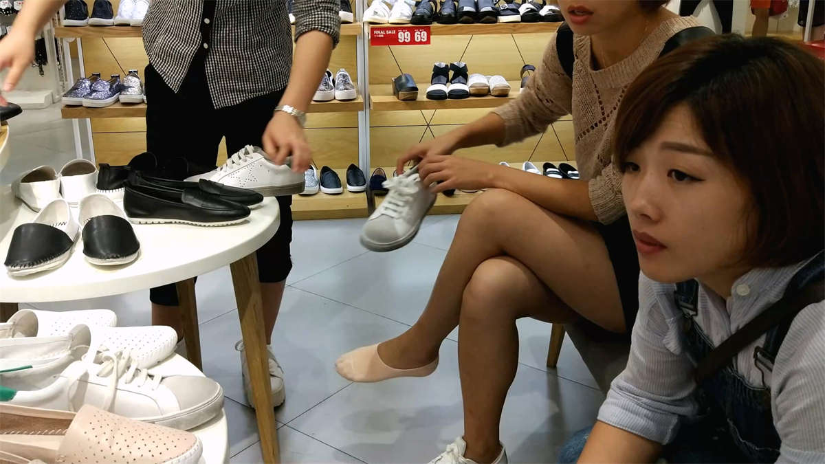 鞋店里的试鞋子的美眉-日更街拍
