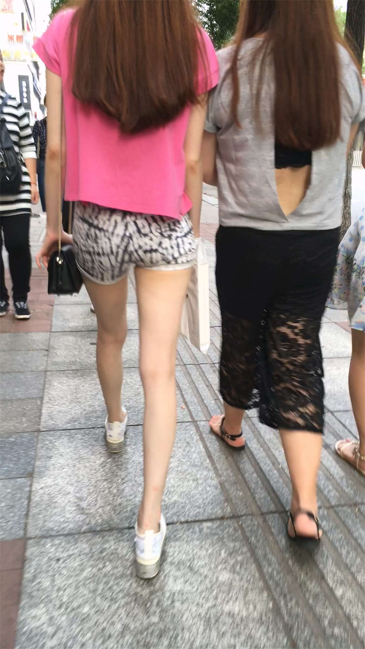 图片[2]-极品白皙大长腿紧绷短裤圆润翘臀长发美女-日更街拍