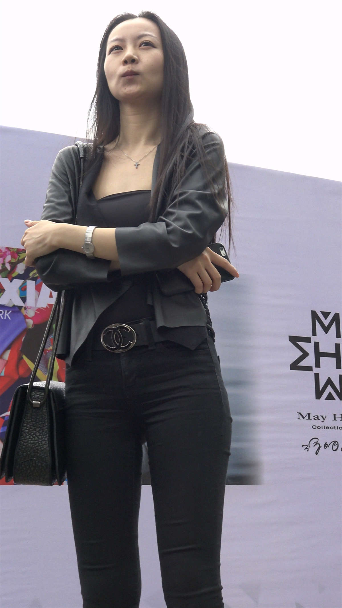 图片[2]-街拍性感大长腿黑色紧身裤美女-日更街拍