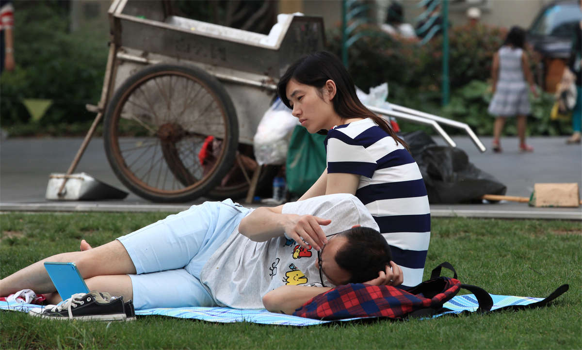 图片[2]-踏青公园街拍系列No.1294 略带几分羞涩的少妇，纯天然素足给人精致的感觉-日更街拍