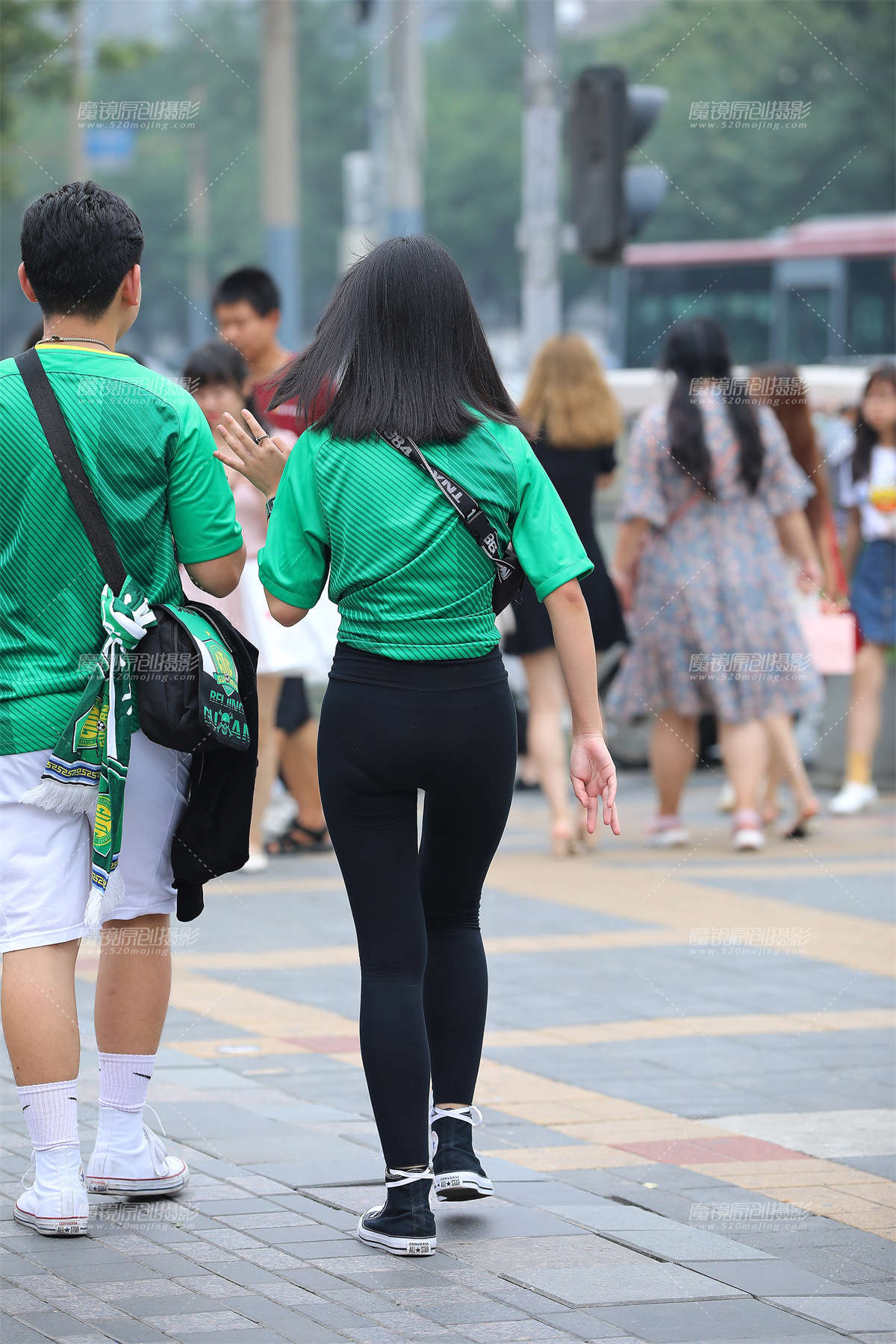 图片[2]-黑色紧致健美裤小美眉-日更街拍