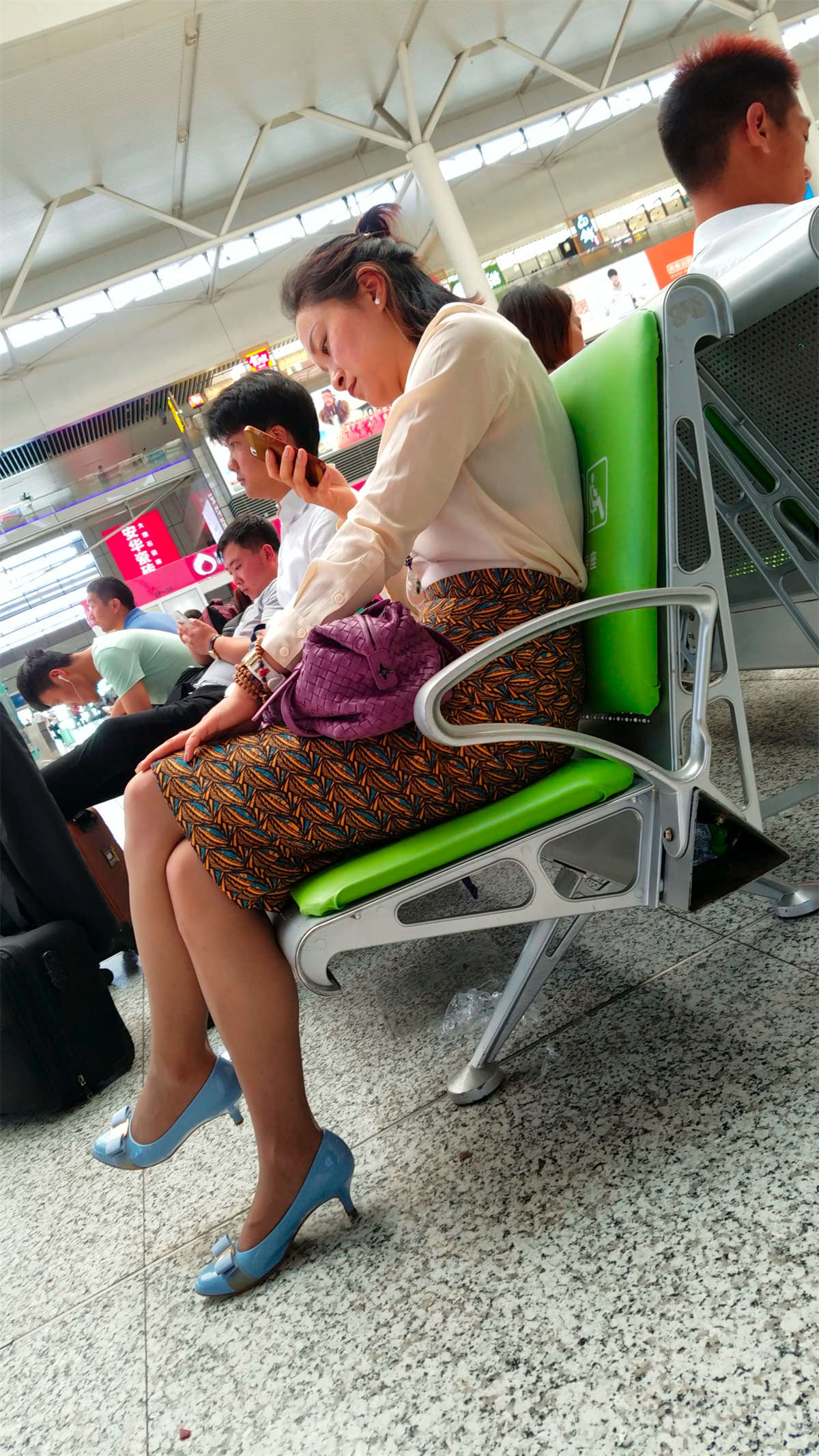 图片[2]-[4K高清视频]街拍白衣花裙黑丝MM-日更街拍