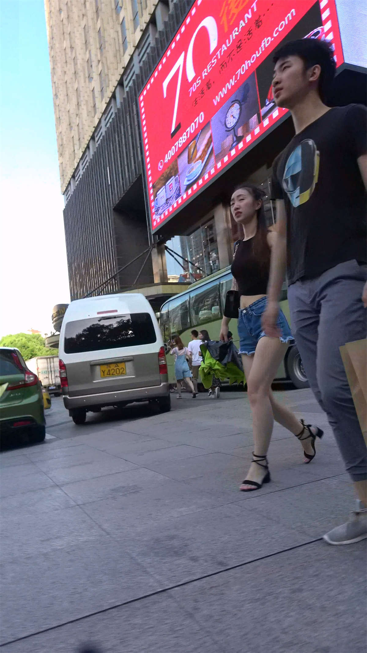 图片[2]-热裤长腿小姐姐-日更街拍