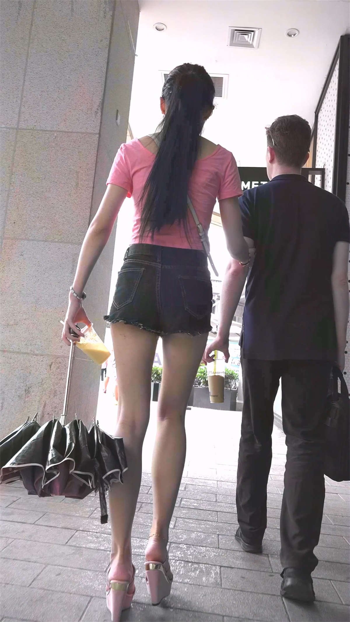 你喜欢的极品长腿热裤-日更街拍