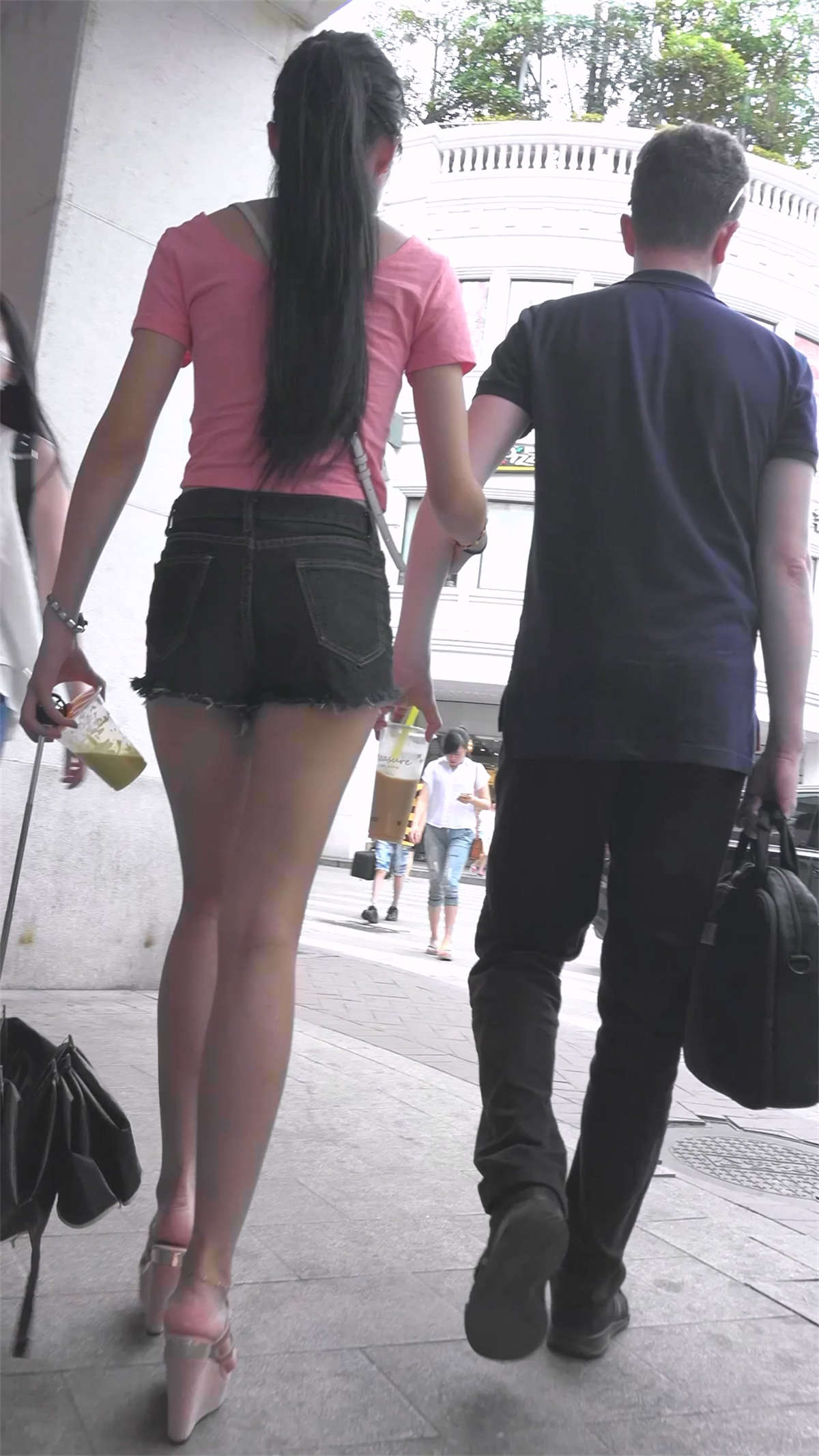 图片[2]-你喜欢的极品长腿热裤-日更街拍