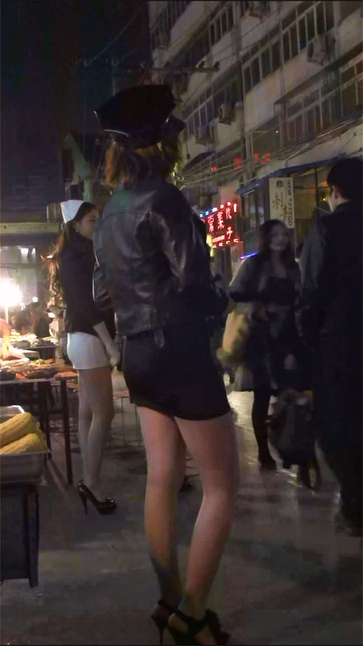 图片[2]-街拍穿着豪放的外国美女-日更街拍