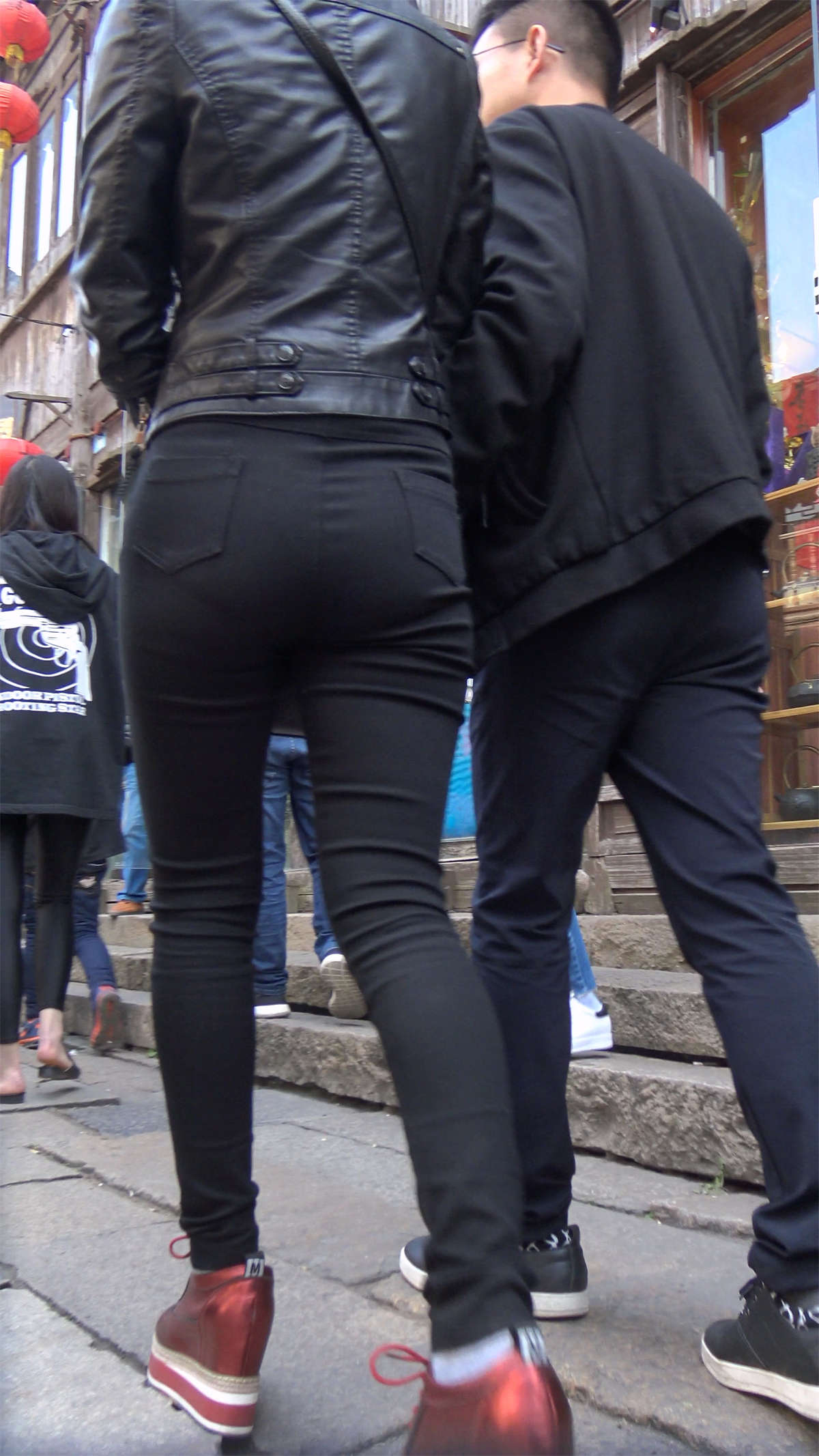 图片[2]-性感丰臀紧身黑裤皮外套街拍美妇-日更街拍