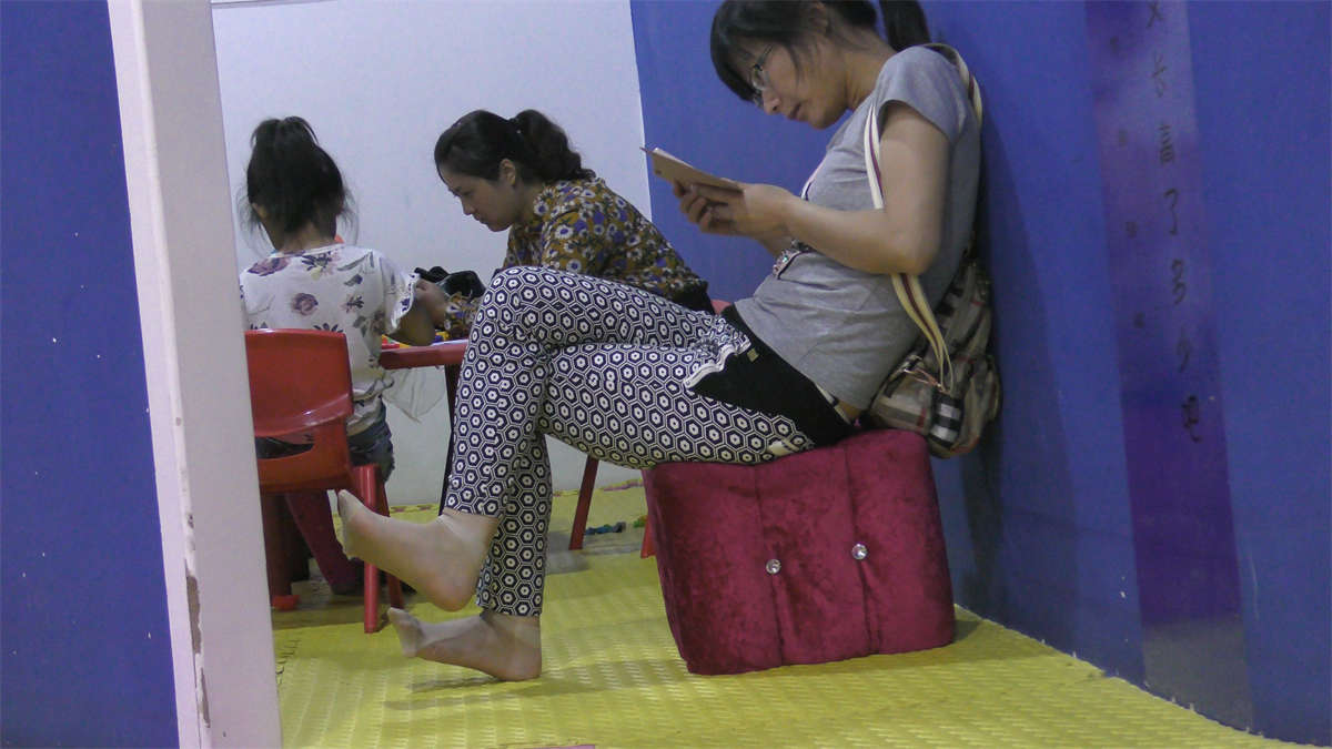 图片[2]-游乐园玩手机的孩子妈-日更街拍