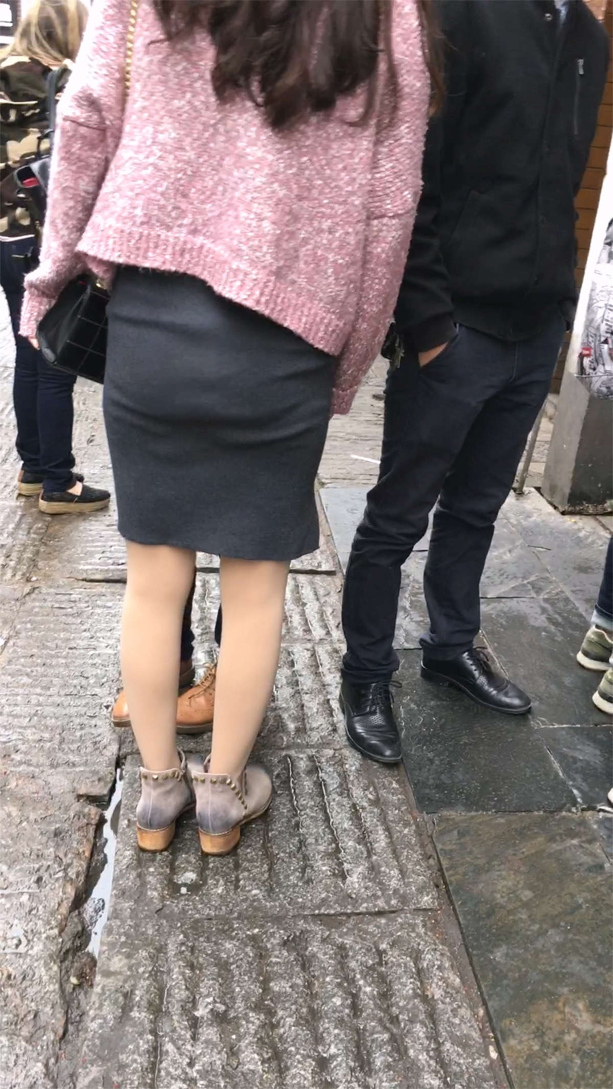 灰色包臀裙长发美眉和男友一起逛街游玩-日更街拍