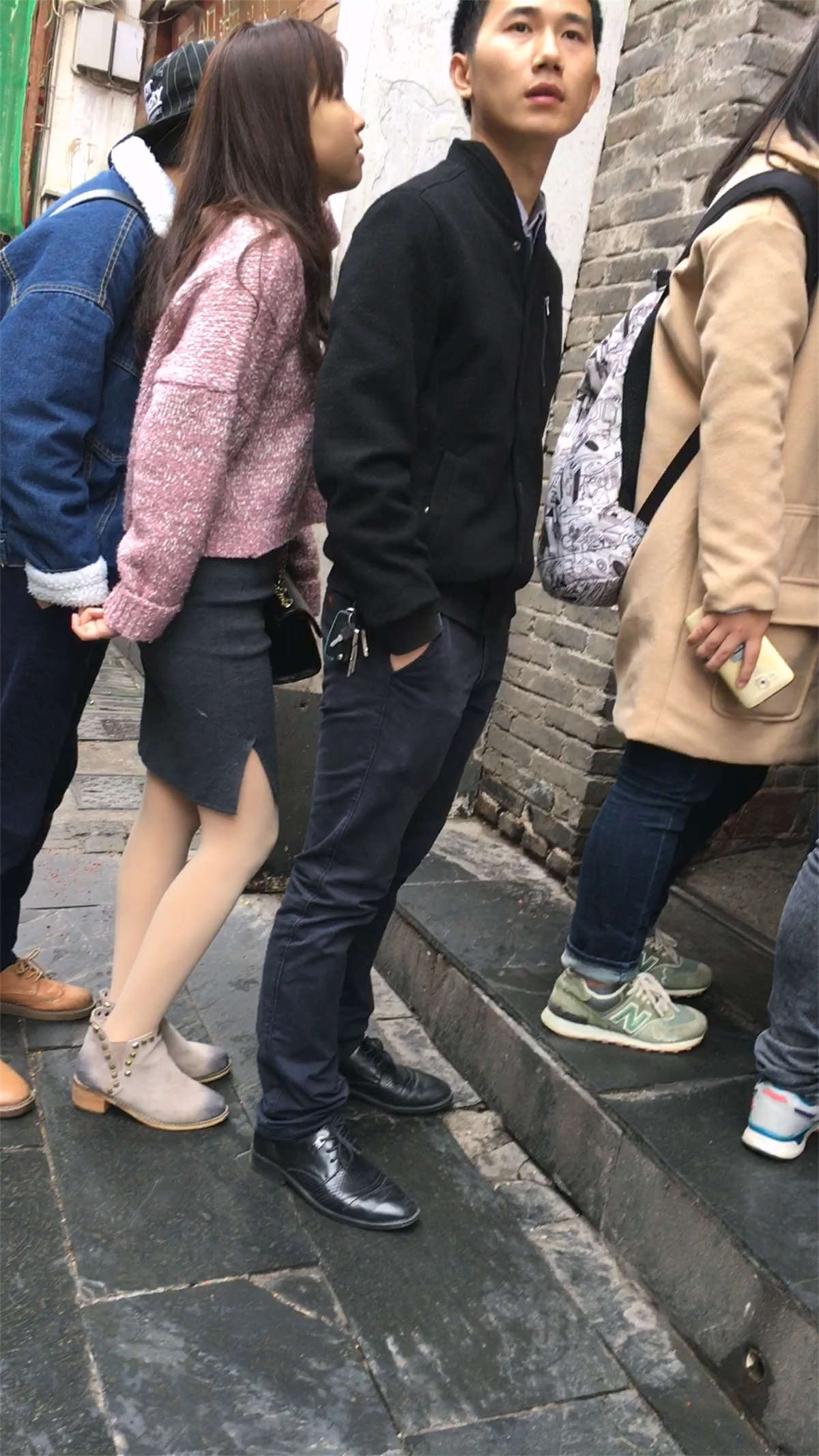 图片[2]-灰色包臀裙长发美眉和男友一起逛街游玩-日更街拍