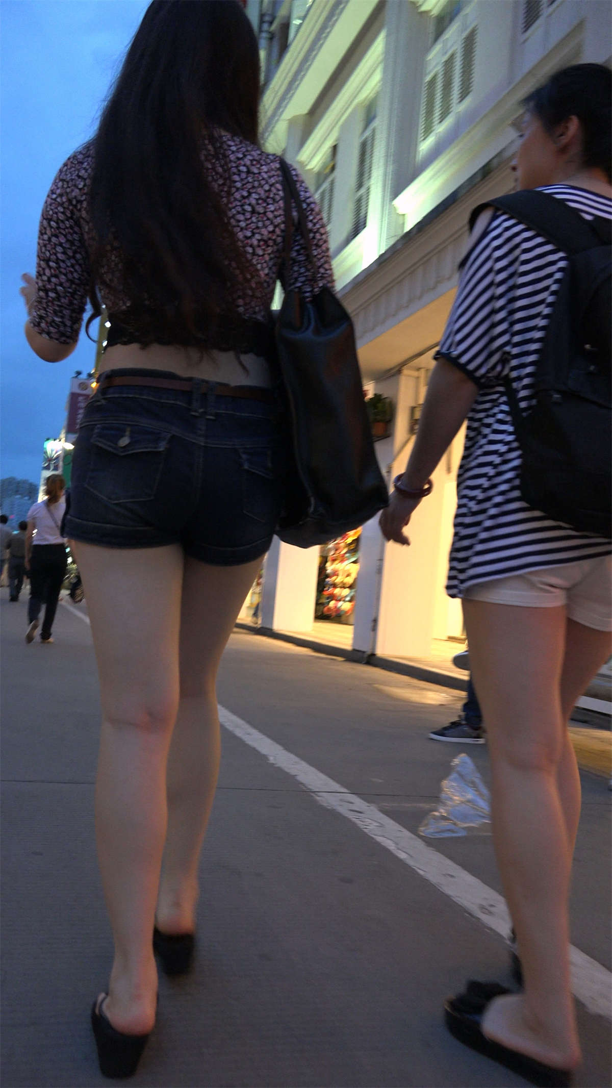 跟拍热裤长腿漂亮美女一双长长的大白腿-日更街拍