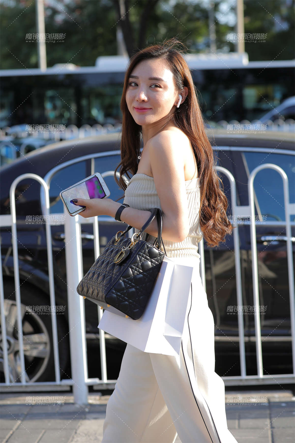 很薄的白裤美女-日更街拍