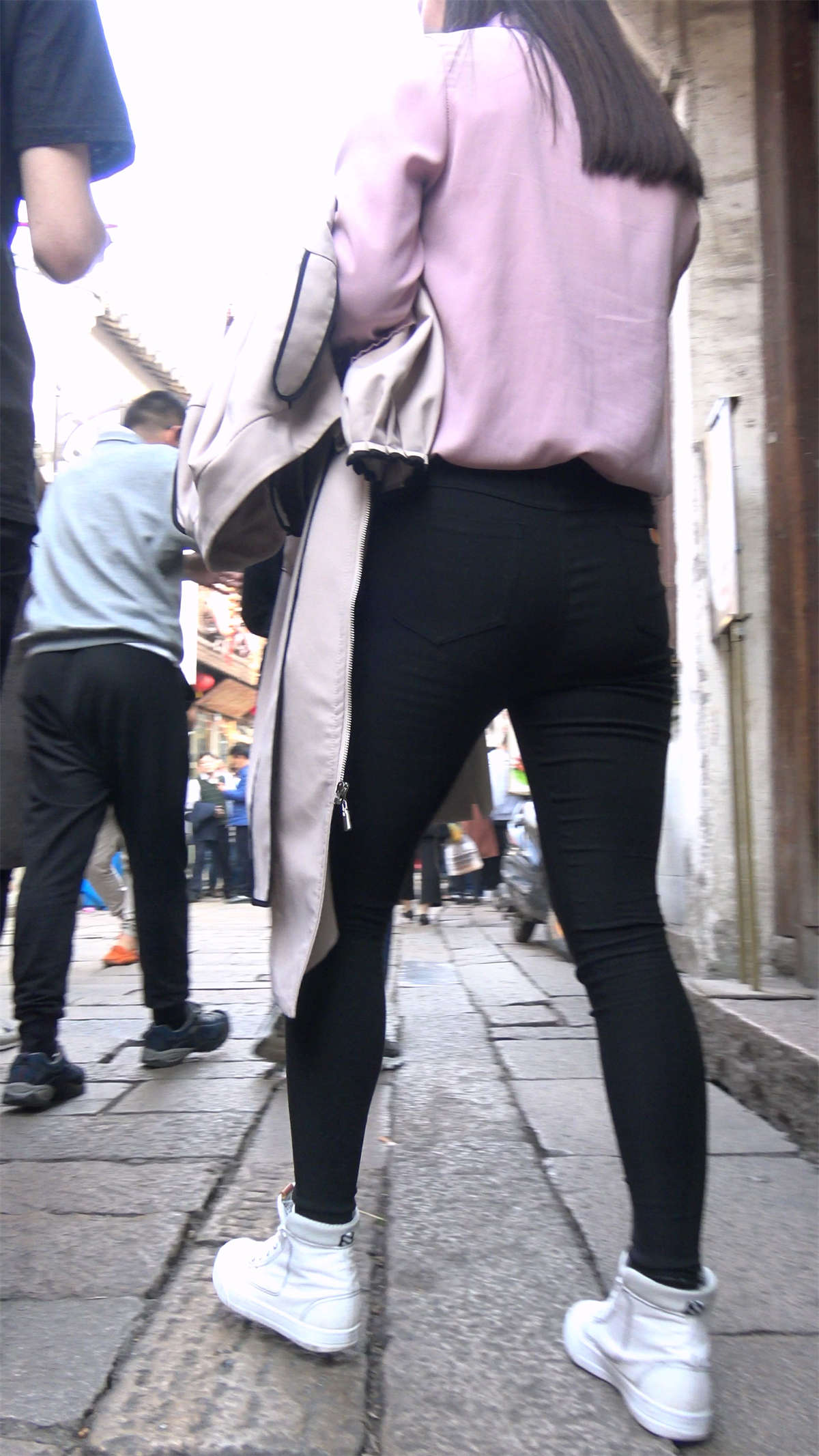 又一位粉毛衣紧身黑裤大圆臀街拍美女-日更街拍