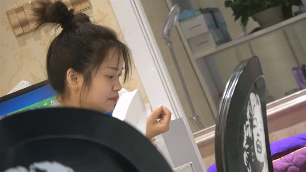 美甲店脚丫做美甲的女孩-日更街拍
